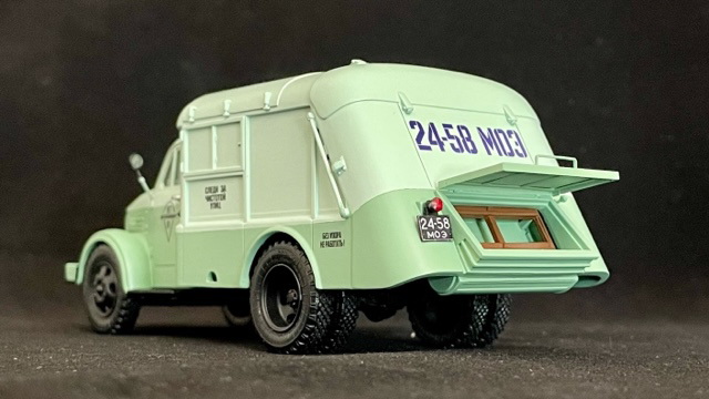 Модель 1:43 Автомобиль для уборки мусора МС-4, середина 50х годов;двухцветный вариант; чистое исполнение. Серия 50 экз.