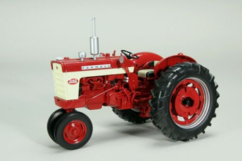 Модель 1:16 FARMALL 340 GAS ENGINE NARROW FRONT Tractor