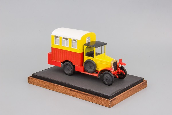Модель 1:43 АМО ф15 санитарный автобус (желтый/красный)