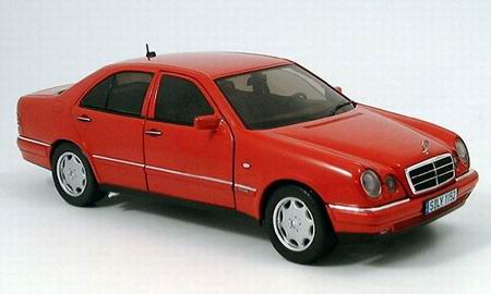 Модель 1:18 Mercedes-Benz E 320 - red