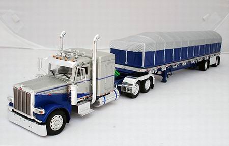 Модель 1:53 Peterbilt 388 with 48 Flat Top Sleeper with 48~ Flatbed with Covered Wagon in Blue and Silver