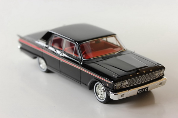 Ford Fairlane Compact - black/red