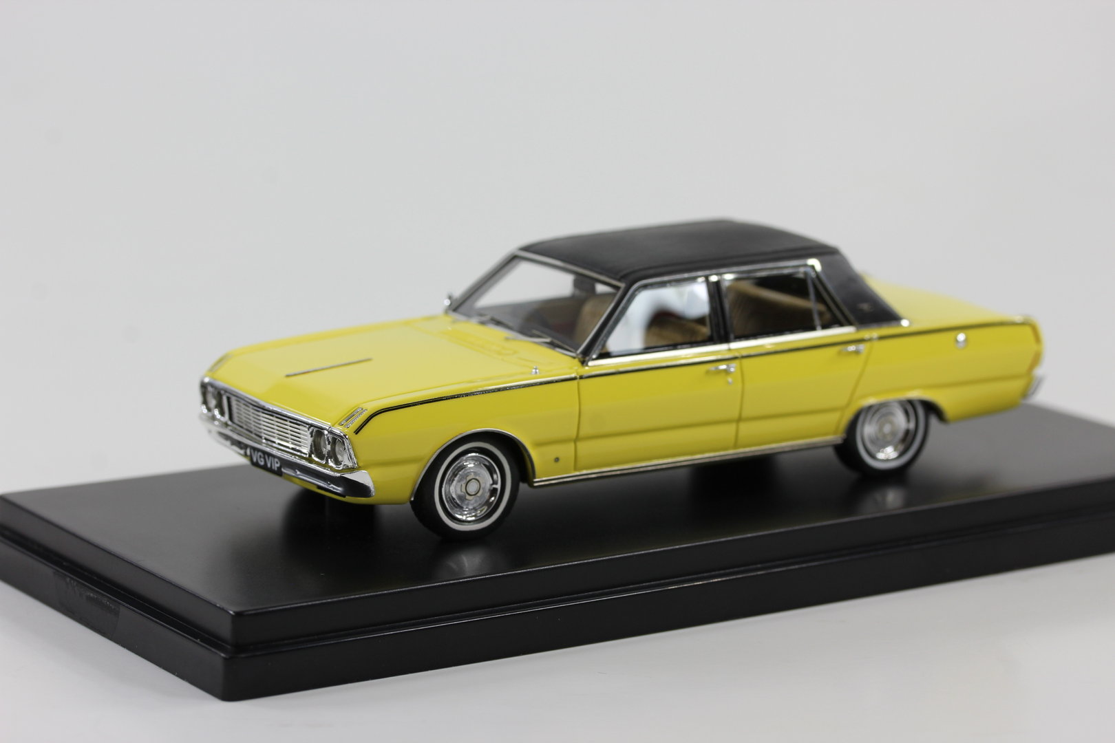 Модель 1:43 Chrysler VG VIP - yellow/black