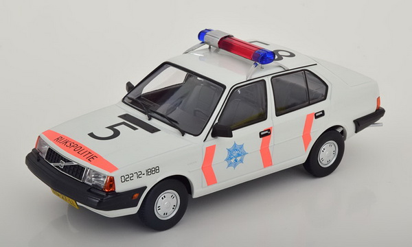 volvo 360 - 1987 - politie T9-1800415 Модель 1:18
