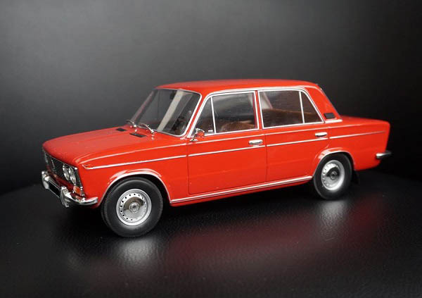 2103 - 1975 - bright red with brown interior T9-1800260 Модель 1:18