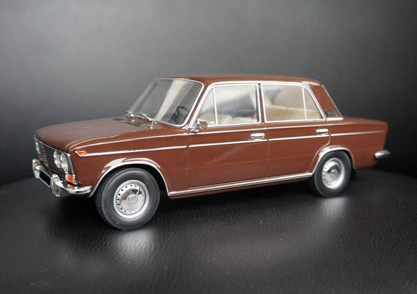 2103 - 1975 - chocolate brown with beige interior T9-1800262 Модель 1:18