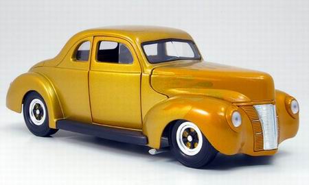 Модель 1:18 Ford Deluxe Coupe Hot Rod - gold met